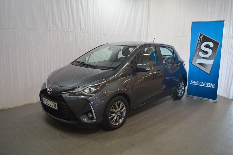 Mörkgrå Begagnad 2018 Toyota Yaris Active Halvkombi | 139 000 kr (Marknadspris) - Bild 1/4
