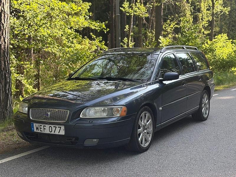 Blå Begagnad 2004 Volvo V70 Momentum Kombi | 37 900 kr (Lite dyr) - Bild 1/4