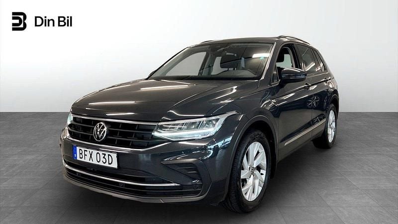 Grå Begagnad 2021 VW Tiguan Life SUV | 259 900 kr (Marknadspris) - Bild 1/4