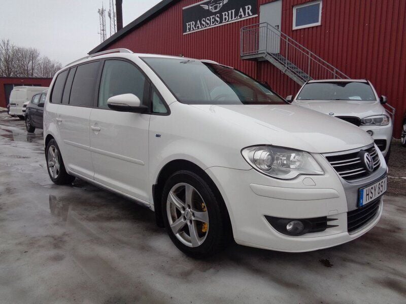 Vit Begagnad 2010 VW Touran R-line Minibuss | 83 900 kr (Lite dyr) - Bild 1/4