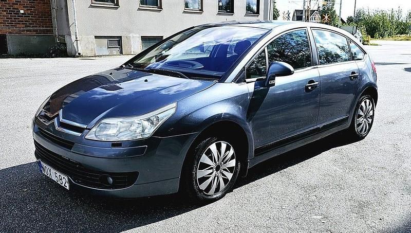Begagnad Citroën C4 136 HK (100 kW) 2006 Silver Halvkombi