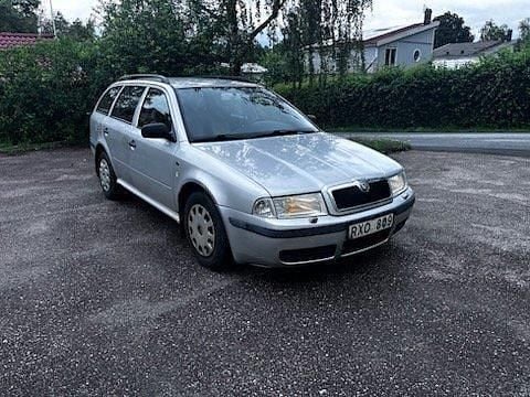 Silver Begagnad 2001 Skoda Octavia Tour Kombi | 14 500 kr (Lite dyr) - Bild 1/4