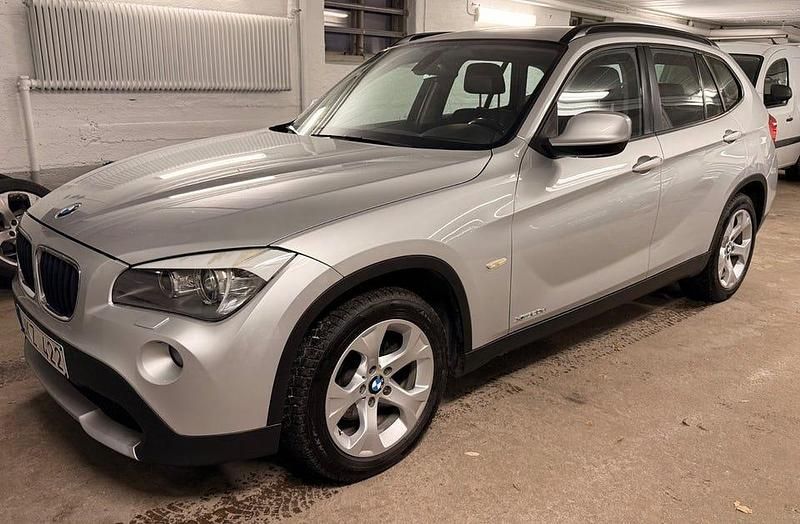 Ljusgrå Begagnad 2011 BMW X1 SUV | 109 900 kr (Bra pris) - Bild 1/4