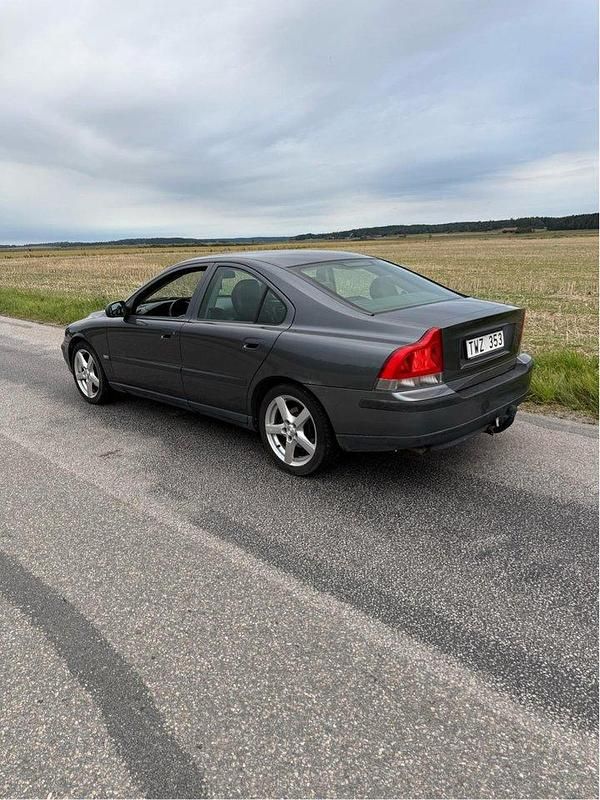 Grå Begagnad 2003 Volvo S60 Business Edition Sedan | 17 500 kr (Marknadspris) - Bild 1/4