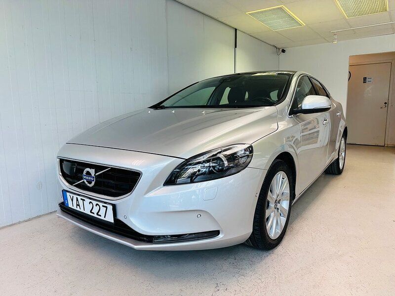 Silver Begagnad 2015 Volvo V40 Summum Kombi | 174 900 kr (Marknadspris) - Bild 1/4