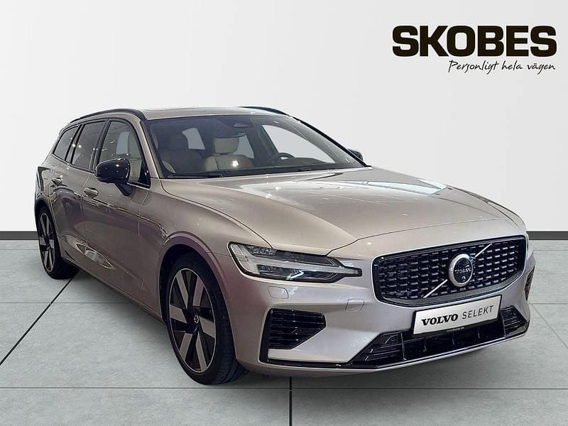 Ljusgrå (grå) Begagnad 2024 Volvo V60 Ultimate Kombi | 570 000 kr (Dyr) - Bild 1/3