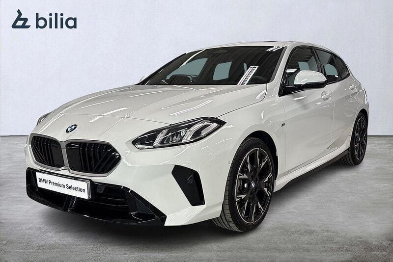 Vit Begagnad 2024 BMW 120 M Sport Halvkombi | 419 900 kr - Bild 1/4