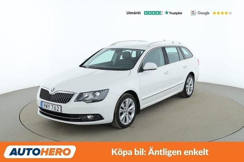 Vit Begagnad 2015 Skoda Superb Elegance Kombi | 134 000 kr (Marknadspris) - Bild 1/4