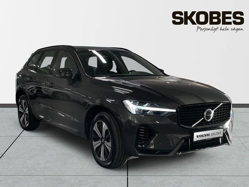 Grå Begagnad 2025 Volvo XC60 Plus SUV | 569 100 kr (Lite dyr) - Bild 1/3