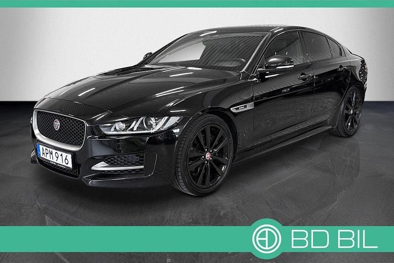 Svart (svartmetallic) Begagnad 2018 Jaguar XE R-Sport Sedan | 199 900 kr (Marknadspris) - Bild 1/3