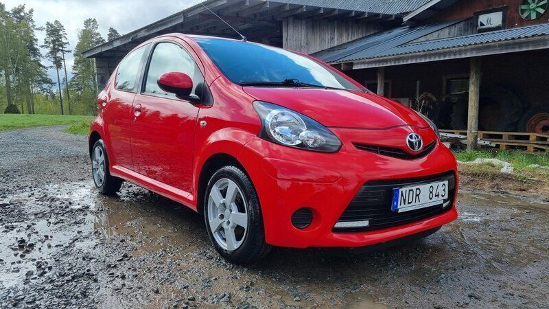 Röd Begagnad 2012 Toyota Aygo Halvkombi | 50 000 kr (Marknadspris) - Bild 1/4