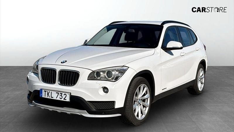 Vit Begagnad 2015 BMW X1 SUV | 109 900 kr (Superpris) - Bild 1/4