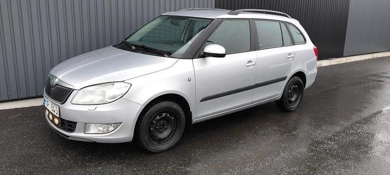 Begagnad Skoda Fabia Elegance 75 HK (55 kW) 2011 Silver
