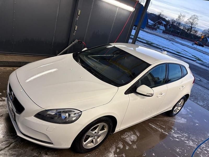 Begagnad 2018 Volvo V40 Halvkombi | 154 500 kr (Bra pris) - Bild 1/4