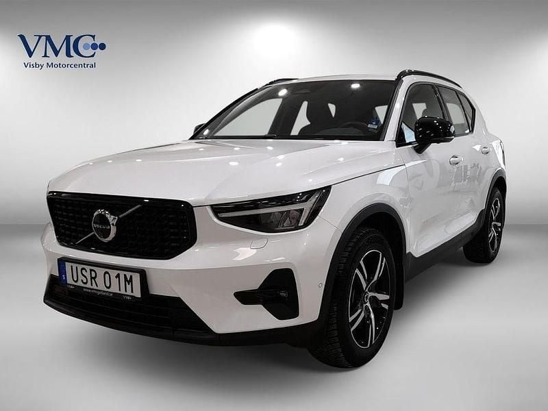 Vit Begagnad 2023 Volvo XC40 Plus SUV | 399 000 kr (Marknadspris) - Bild 1/4