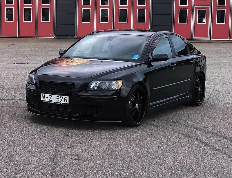 Svart Begagnad 2005 Volvo S40 Summum Sedan | 55 000 kr (Marknadspris) - Bild 1/4