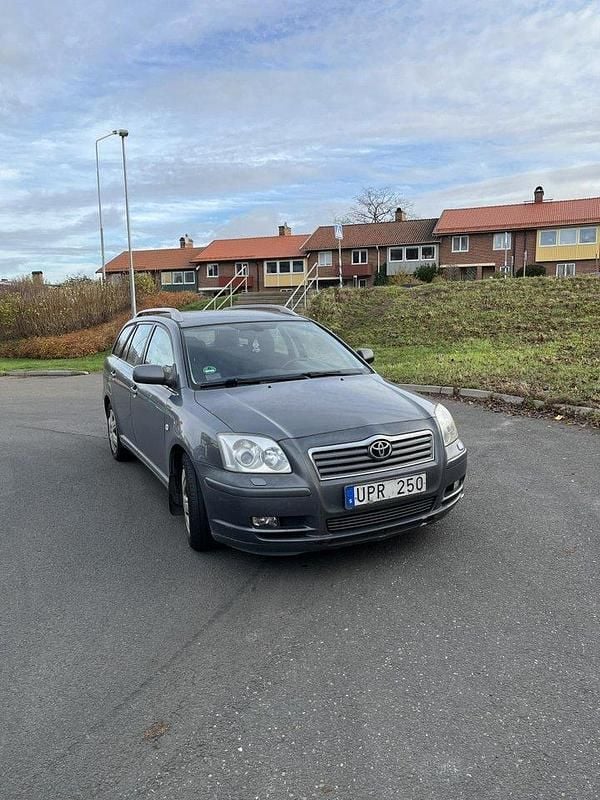 Grå Begagnad 2004 Toyota Avensis Kombi | 7 000 kr (Superpris) - Bild 1/4