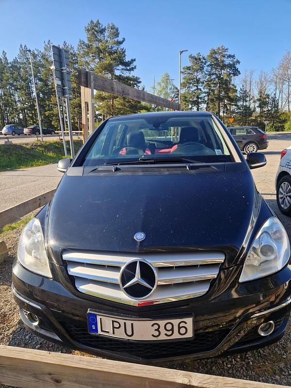 Svartmetalic Begagnad 2011 Mercedes B180 Minibuss | 40 000 kr (Superpris) - Bild 1/4