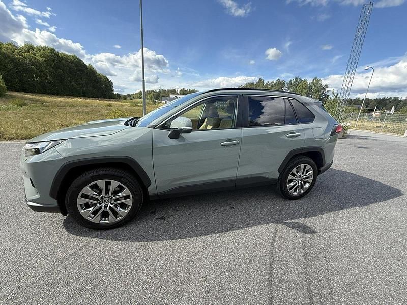 Grön Begagnad 2024 Toyota RAV4 Hybrid Executive SUV | 495 000 kr (Marknadspris) - Bild 1/4