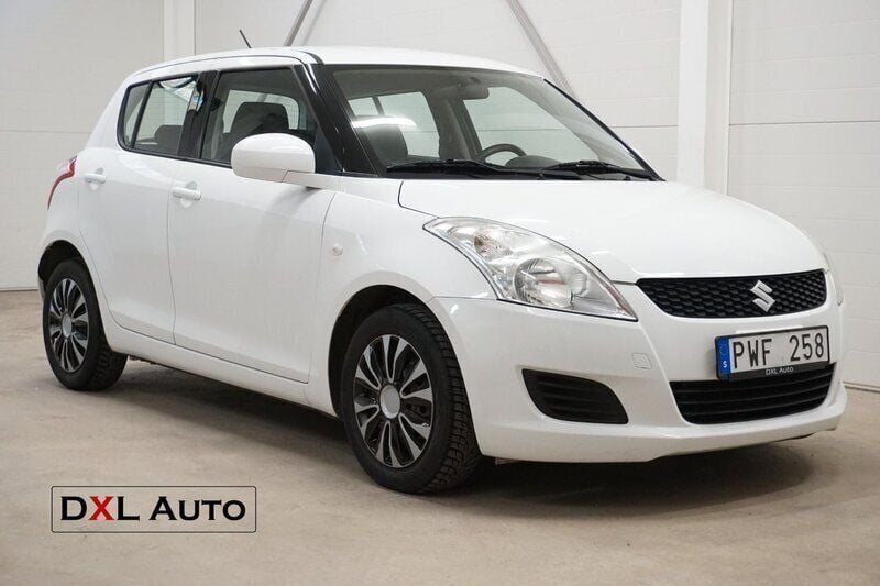 Vit Begagnad 2013 Suzuki Swift Halvkombi | 59 900 kr (Marknadspris) - Bild 1/4
