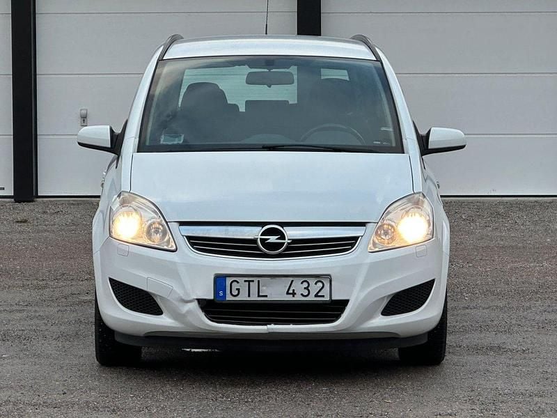 Vit Begagnad 2008 Opel Zafira Minibuss | 29 900 kr - Bild 1/4