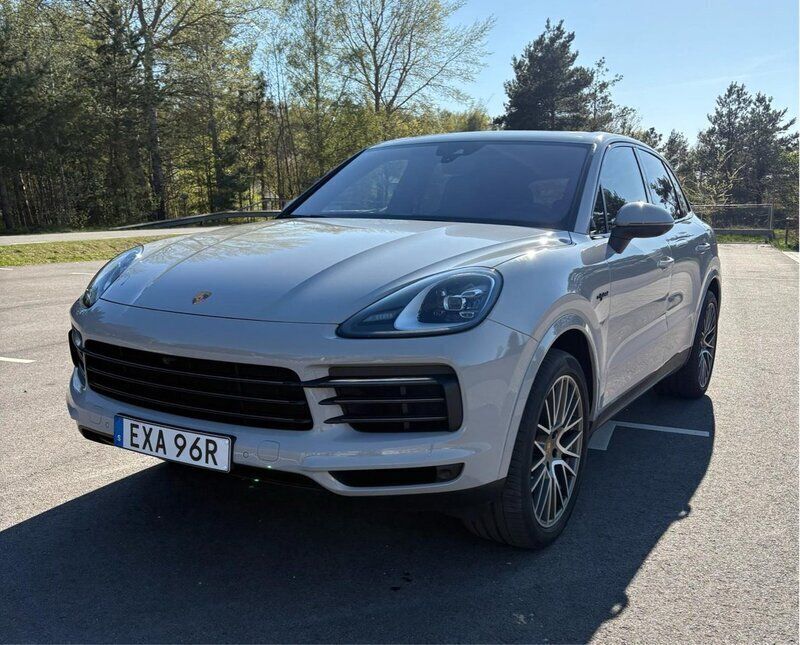 Grå Begagnad 2022 Porsche Cayenne Platinum Edition SUV | 795 000 kr (Superpris) - Bild 1/4