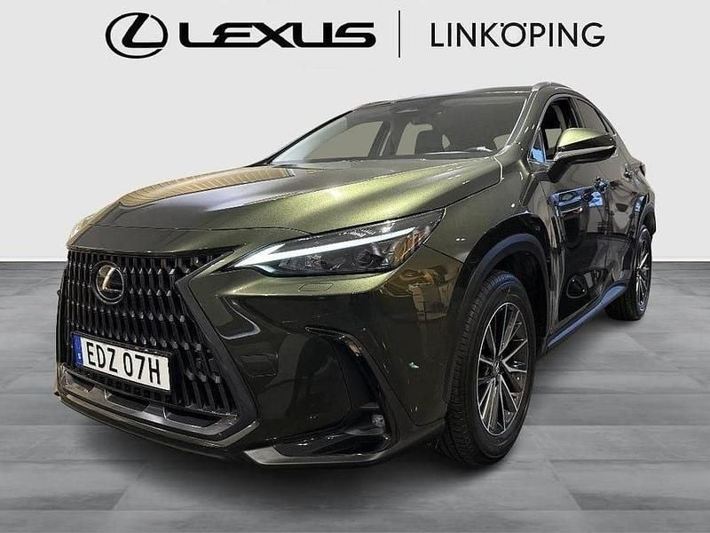 Grön Begagnad 2024 Lexus NX350h Business Edition SUV | 469 000 kr (Marknadspris) - Bild 1/4