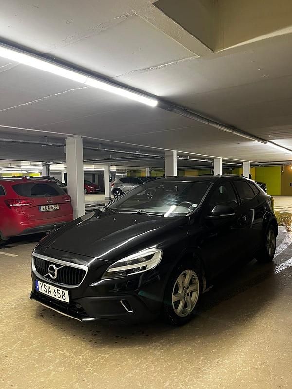 Svart Begagnad 2018 Volvo V40 CC Kombi | 245 000 kr - Bild 1/4