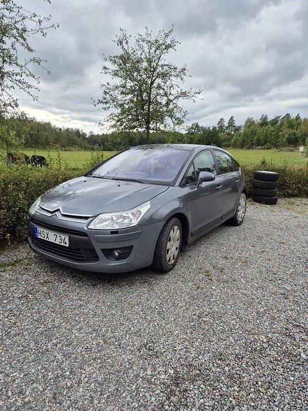 Grå Begagnad 2009 Citroën C4 Halvkombi | 27 000 kr (Marknadspris) - Bild 1/4