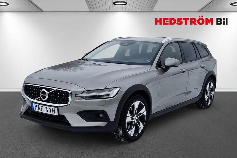 Grå Begagnad 2019 Volvo V60 CC Kombi | 235 000 kr (Marknadspris) - Bild 1/4