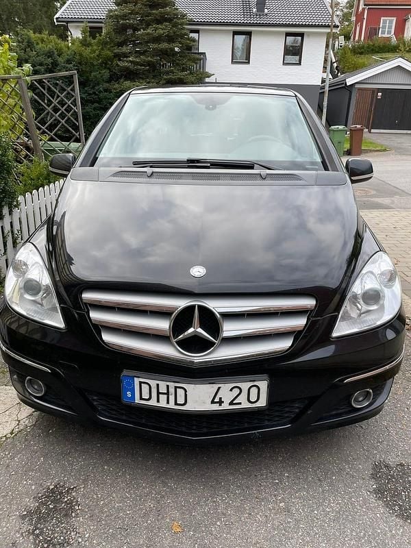 Svart Begagnad 2011 Mercedes B180 Minibuss | 50 000 kr (Marknadspris) - Bild 1/4