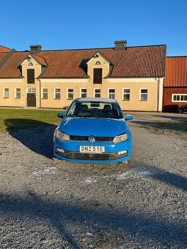 Blå Begagnad 2015 VW Polo Halvkombi | 95 000 kr (Marknadspris) - Bild 1/4