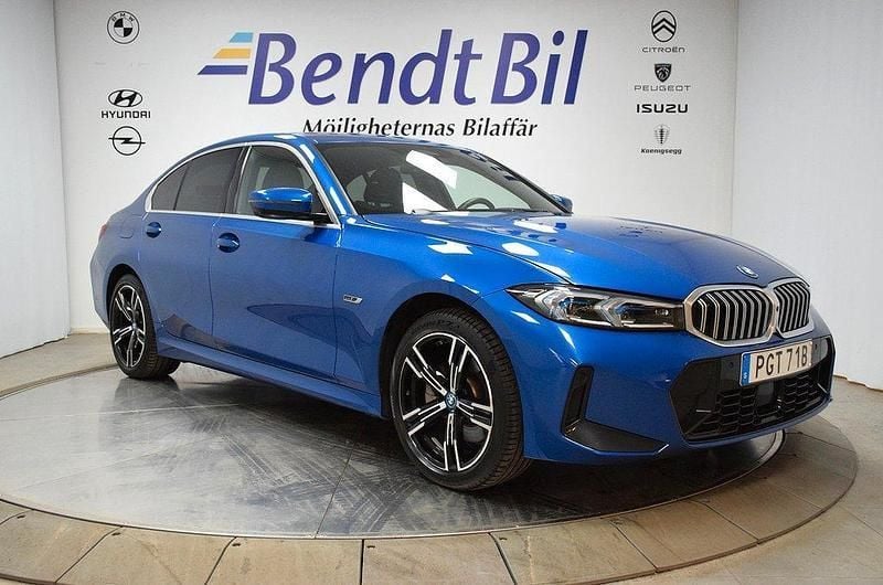 Portimaoblåmetallic Begagnad 2023 BMW 330e M Sport Sedan | 444 500 kr (Dyr) - Bild 1/4