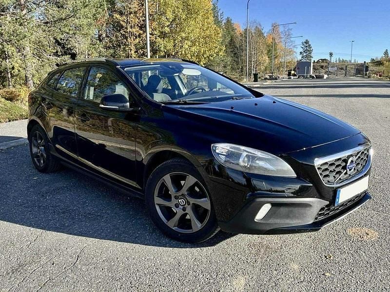 Svart Begagnad 2015 Volvo V40 CC Momentum Kombi | 85 000 kr (Marknadspris) - Bild 1/4