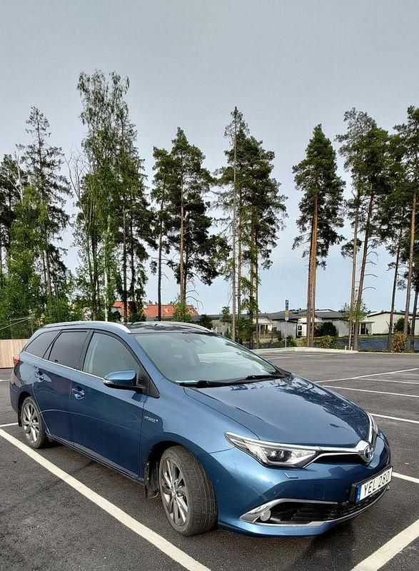 Blå Begagnad 2016 Toyota Auris Touring Sports Executive Kombi | 169 900 kr (Marknadspris) - Bild 1/4