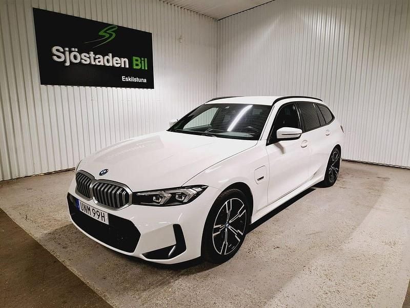 Vit Begagnad 2023 BMW 330 M Sport Kombi | 364 900 kr - Bild 1/4