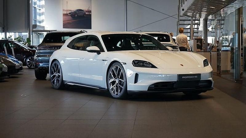 Vit Begagnad 2024 Porsche Taycan Sport Turismo Sedan | 949 000 kr - Bild 1/4