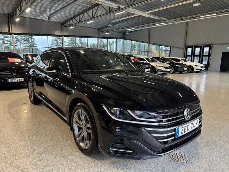 Svart Begagnad 2022 VW Arteon R-line Kombi | 243 900 kr (Marknadspris) - Bild 1/4