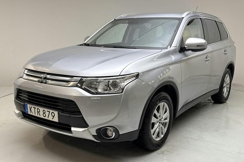 Silver Begagnad 2015 Mitsubishi Outlander SUV | 148 000 kr (Marknadspris) - Bild 1/4