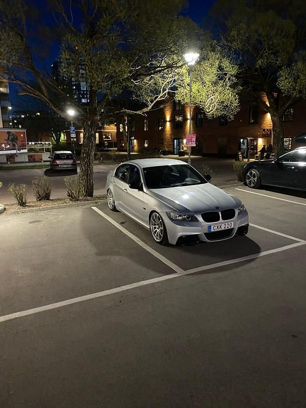 Begagnad BMW 325 218 HK (160 kW) 2009 Sedan