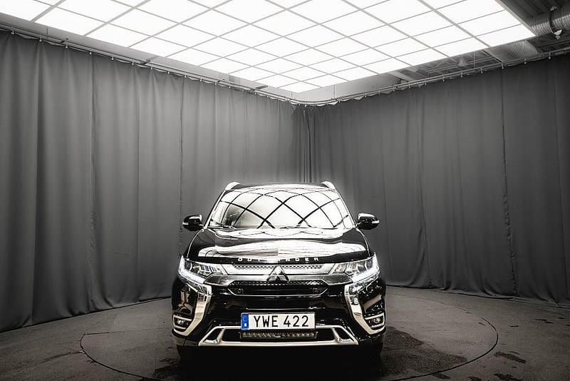 Begagnad Mitsubishi Outlander P-HEV 135 HK (99 kW) 2018 Svart SUV