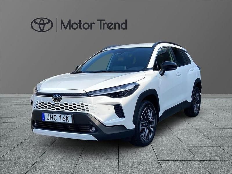 Vit Ny 2025 Toyota Corolla Cross Style SUV | 359 000 kr (Marknadspris) - Bild 1/3