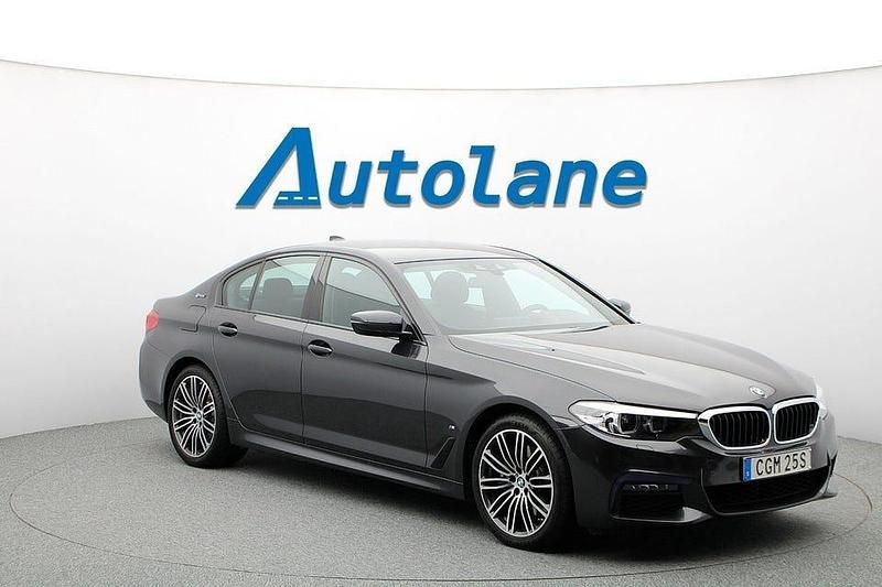 Grå Begagnad 2019 BMW 530 iPerformance Sedan | 309 700 kr (Marknadspris) - Bild 1/3