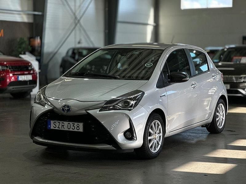 Silver Begagnad 2017 Toyota Yaris Hybrid Edition Halvkombi | 119 900 kr (Marknadspris) - Bild 1/4