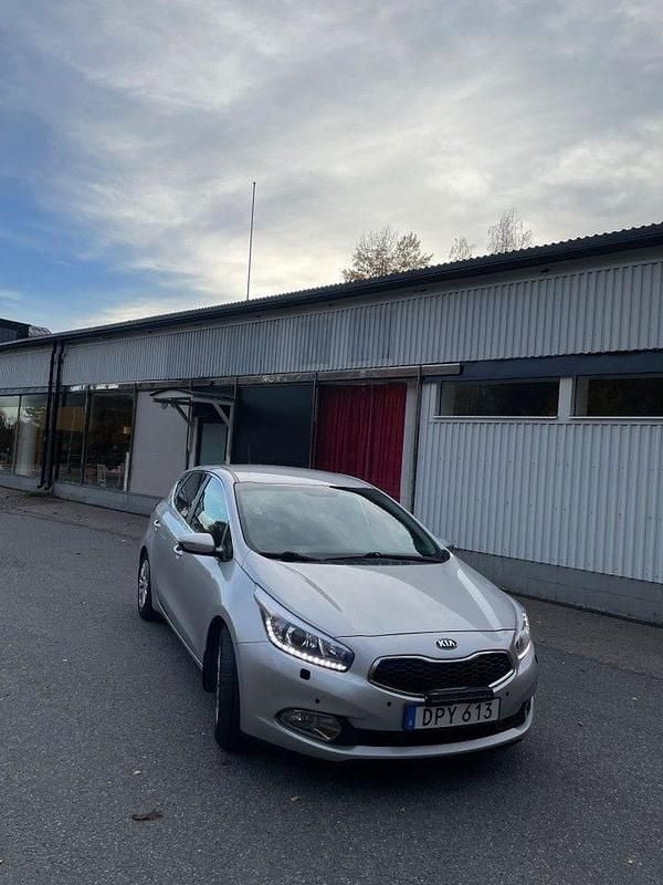 Begagnad Kia Ceed Comfort 110 HK (80 kW) 2014 Grå Halvkombi