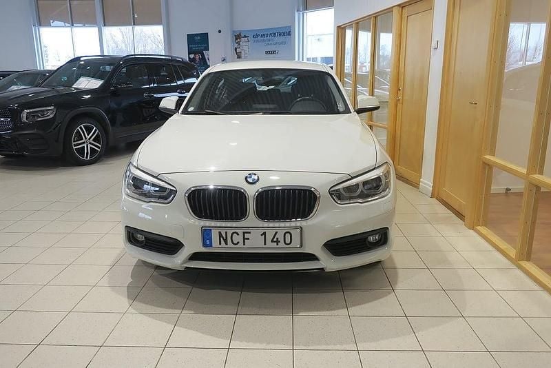 Begagnad BMW 118 Advantage 136 HK (100 kW) 2016 Vit Halvkombi