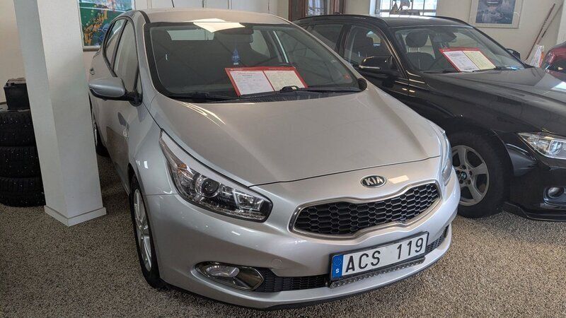 Grå Begagnad 2013 Kia Ceed Halvkombi | 94 000 kr (Dyr) - Bild 1/4