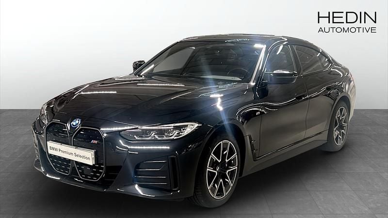 Svart (black) Begagnad 2022 BMW i4 Sport Line Sedan | 449 000 kr - Bild 1/4