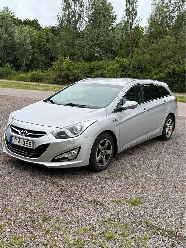 Silver Begagnad 2012 Hyundai i40 Kombi | 85 000 kr (Marknadspris) - Bild 1/4