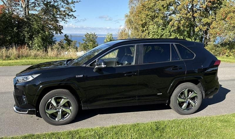 Svart Begagnad 2020 Toyota RAV4 Hybrid Edition SUV | 340 000 kr (Bra pris) - Bild 1/4